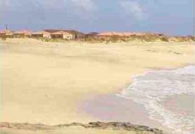 Hotelkomplex zu verkaufen vor einem einsamen 8 km langen weißen Sandstrand