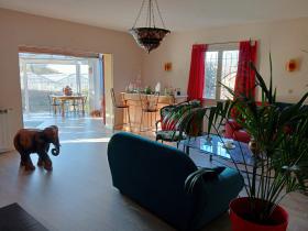 190 m2 großes Haus in Südlage mit freiem Blick auf einen bewaldeten Garten