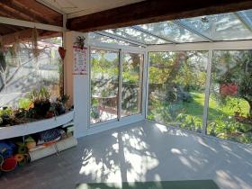190 m2 großes Haus in Südlage mit freiem Blick auf einen bewaldeten Garten
