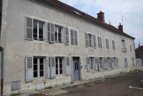Großes Bürgerhaus in einem Weinbaudorf - Mietinvestition