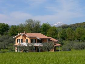 Villa in den Abruzzen mit Panoramablick auf die Maiella-Berge