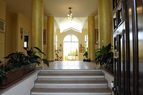 Dreistöckige Villa inmitten eines Olivenhains