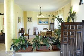 Dreistöckige Villa inmitten eines Olivenhains