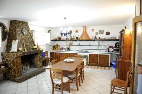 Dreistöckige Villa inmitten eines Olivenhains