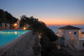 Italienisch gestaltete Villa mit 450 qm, 17000 qm der üppig grünen Naturlandschaft und einem 360 ° Blick umgeben