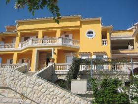 Villa mit 12 Wohnungen 60 m vom Strand