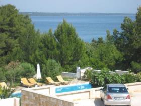 Villa mit 12 Wohnungen 60 m vom Strand