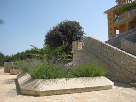Villa mit 12 Wohnungen 60 m vom Strand