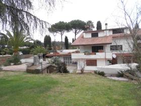 Villa in Rom 600 m2 auf 3 Stockwerken mit Pool 60 m2, Park 2000 m2, bestehend aus 4 Appartements