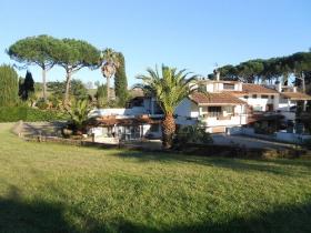 Villa in Rom 600 m2 auf 3 Stockwerken mit Pool 60 m2, Park 2000 m2, bestehend aus 4 Appartements