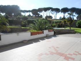 Villa in Rom 600 m2 auf 3 Stockwerken mit Pool 60 m2, Park 2000 m2, bestehend aus 4 Appartements