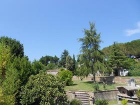 Villa in Rom 600 m2 auf 3 Stockwerken mit Pool 60 m2, Park 2000 m2, bestehend aus 4 Appartements