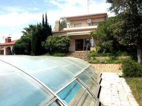 Villa zum Verkauf mit Grundstück und Innenpool
