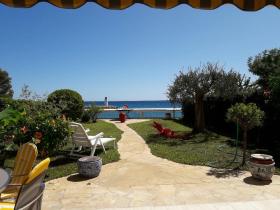 Apartment im Gartengeschoss mit Panoramablick auf das Meer und den Himmel