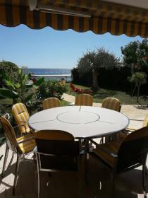 Apartment im Gartengeschoss mit Panoramablick auf das Meer und den Himmel