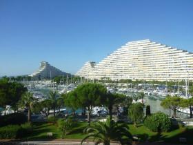 4-Zimmer-Wohnung im modernen Stil mit Panoramablick auf das Meer und den Hafen