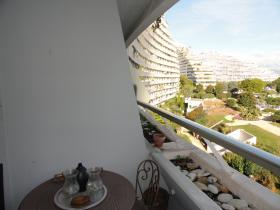 Komplett renovierte 2-Zimmer-Wohnung - Panoramablick auf das Meer und den Hafen