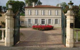Schloss am Flussufer mit Empfangshalle
