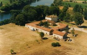 Schloss am Flussufer mit Empfangshalle