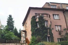 Mehrfamilienhaus in einem Wohngebiet einer angesehenen Prager Lokalität