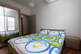 Helle Wohnung mit zwei Schlafzimmern in Budva zu verkaufen