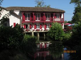 An einem Fluss erbaute Mühle, die 10 Jahre lang als B&B betrieben wurde