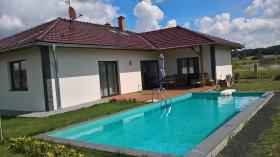 Ferienhaus L-Bungalow mit Pool