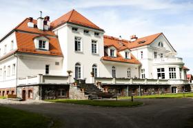 Palace von Grelle - luxuriöser moderner Schlosskomplex zum Verkauf komplett renoviert