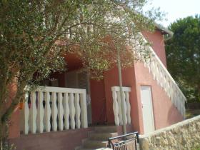 Villa besteht aus 2 Wohnungen auf der Insel Pasman