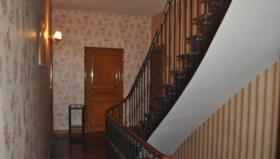Prächtiges Herrenhaus aus Tuffstein mit zahlreichen Nebengebäuden 500m2