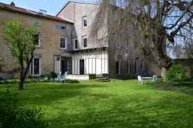 Schöner altes Haus, Dekoration und Designermöbel, Park