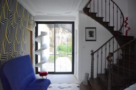 Schöner altes Haus, Dekoration und Designermöbel, Park
