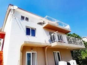Schönes Haus mit atemberaubendem Blick auf das Meer in Monténégro
