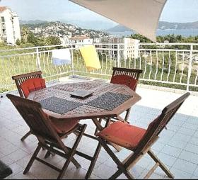 Schönes Haus mit atemberaubendem Blick auf das Meer in Monténégro