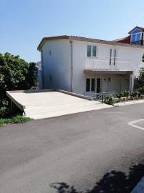 Schönes Haus mit atemberaubendem Blick auf das Meer in Monténégro