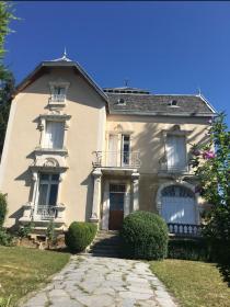 Bürgerliches Haus mit Bauland und 118 m2 Nebengebäuden