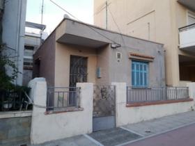 Land mit altem Haus in einem schönen Ort von Athen in der Nähe des Meeres