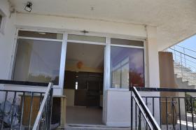 Verkauf Wohnung zu renovieren 35 km vom Zentrum von Athen und 2,5 km vom Strand entfernt