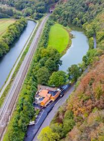 Vollständig eingezäuntes und sicheres Gebäude mit Teich