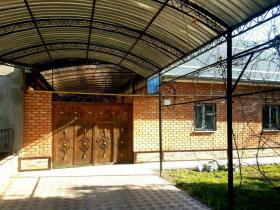 Dringend zum Verkauf ein Haus von 2 Etagen mit einem Grundstück von 5 Hektar