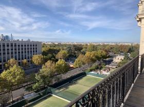 Heller und schöner Panoramablick Luxuswohnung im Pariser Haussmann-Stil