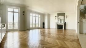 Heller und schöner Panoramablick Luxuswohnung im Pariser Haussmann-Stil