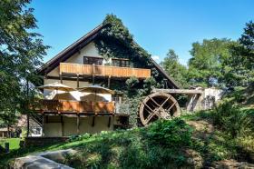 Hotel zum Verkauf an einem abgelegenen Ort inmitten der Natur